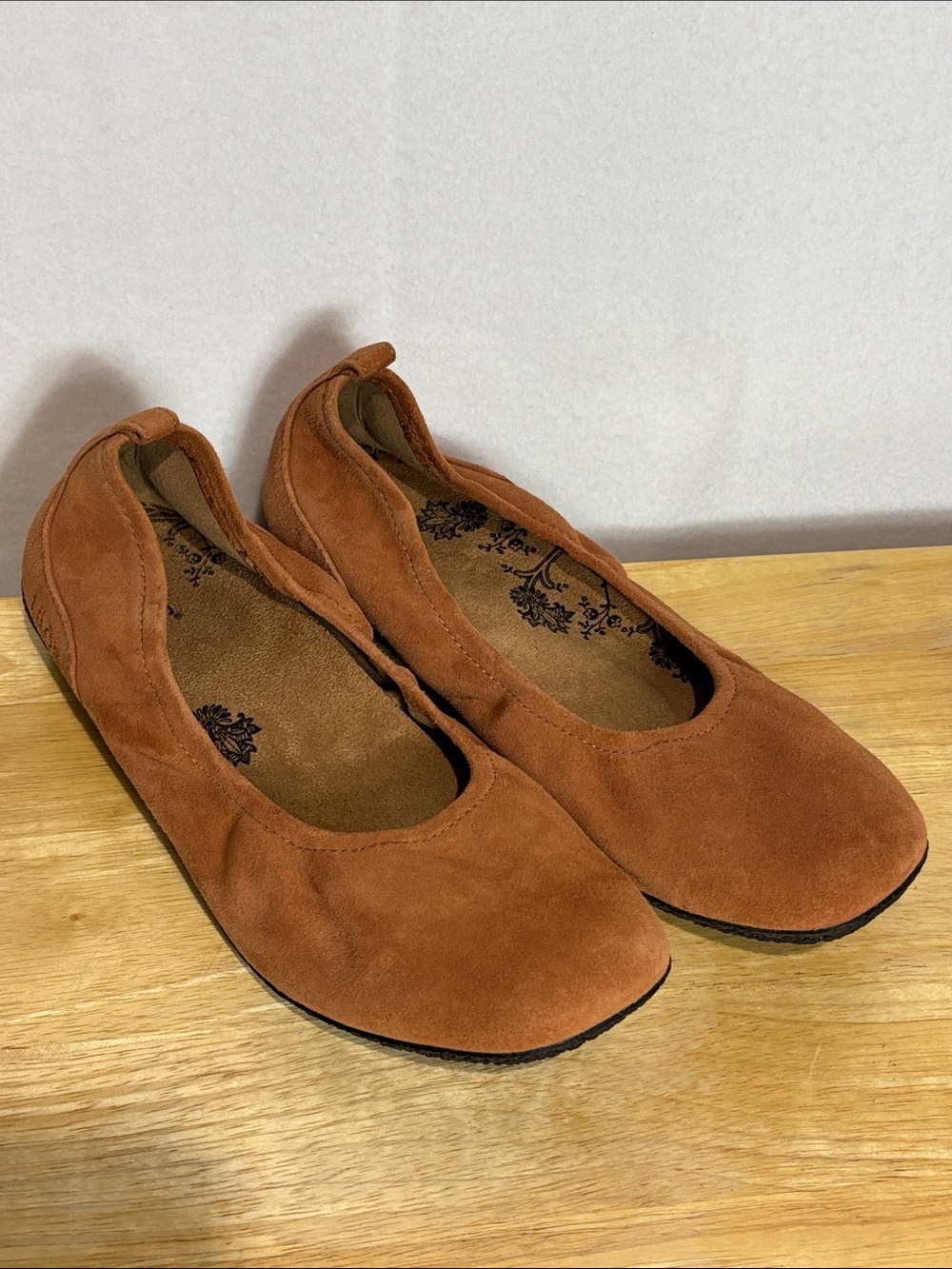 NWOT Taos Chit Chat Ballet Flat CHT-14210 Women's Size 8 Suede Leather Brown
